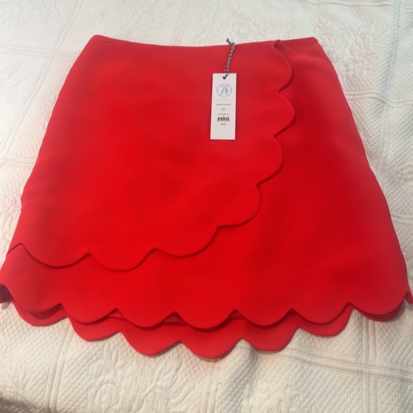 Draper James size 2 NWT solid scallop skirt in pop red color. Side zip. - Picture 3 of 6